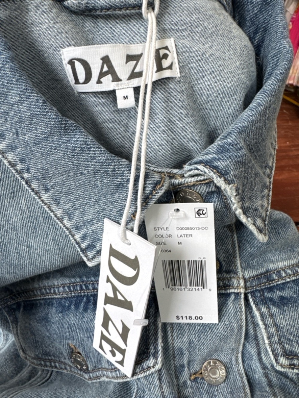 DAZE Cropped Denim Jacket Light Wash Button Front Size M NWT - Picture 8 of 9